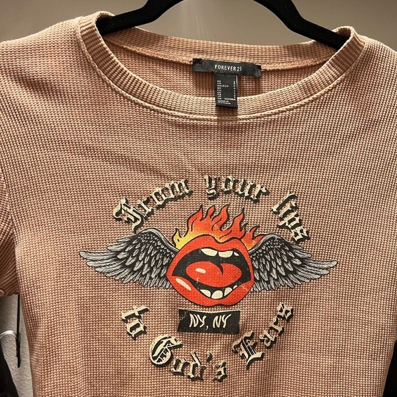 Forever 21 Tan Knitted graphic cropped tee | Tattoo Graphic | Small | NEW - Picture 3 of 5